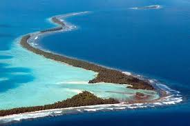 Kapal itu berbendera Tuvalu.