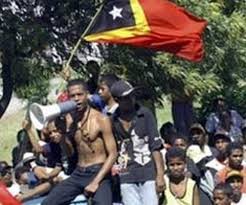 Thousands enter Timor