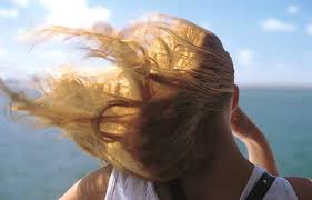 Jeune femme cheveux au vent